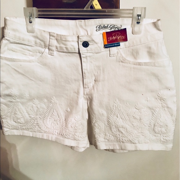 Multi-Color Top & Front-Laced Boyfriend Shorts Set - Picture 5 of 8